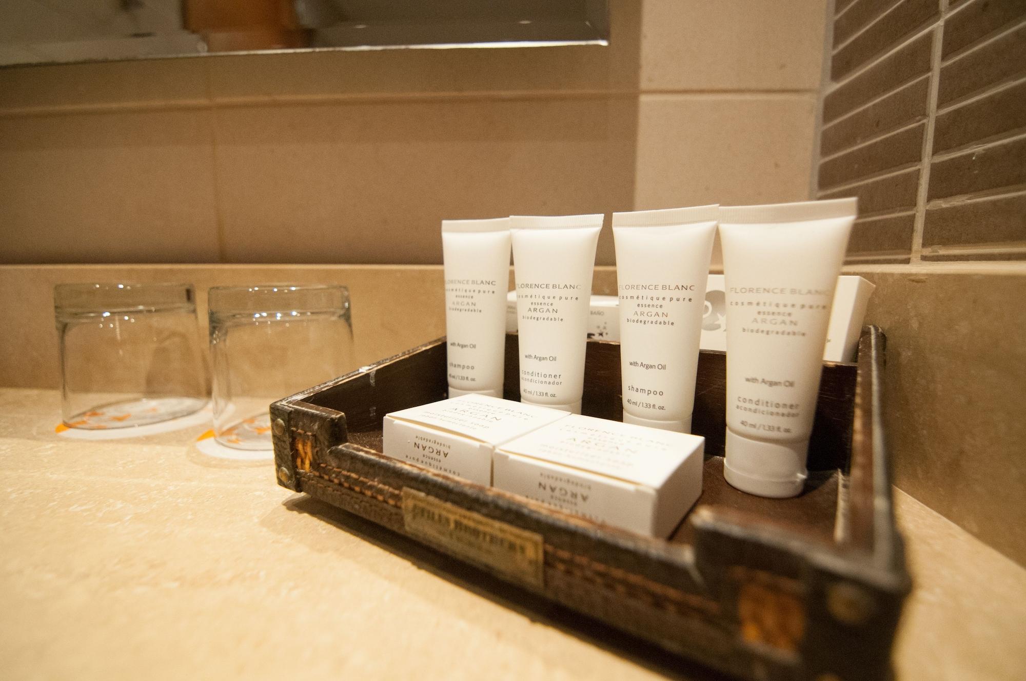 فندق Enjoy كوكيمبو المظهر الخارجي الصورة A selection of toiletries in a hotel bathroom