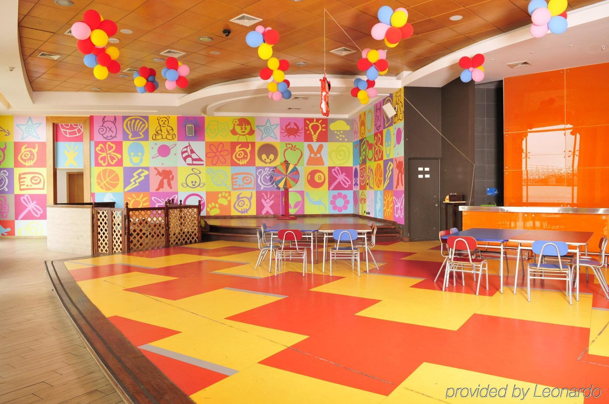 فندق Enjoy كوكيمبو المطعم الصورة The interior of a McDonald's PlayPlace