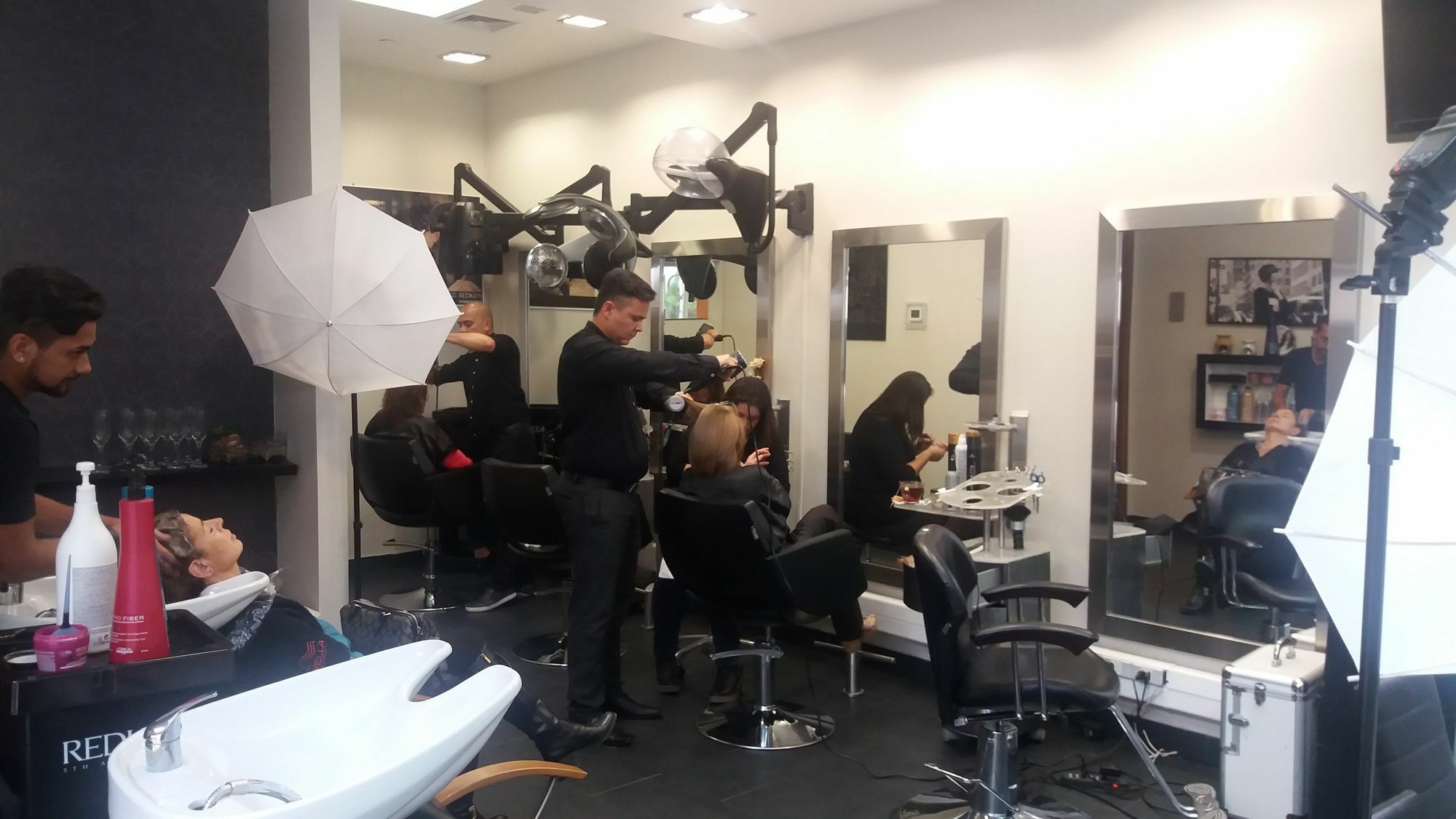 فندق Enjoy كوكيمبو المظهر الخارجي الصورة A hair salon in Paris, France